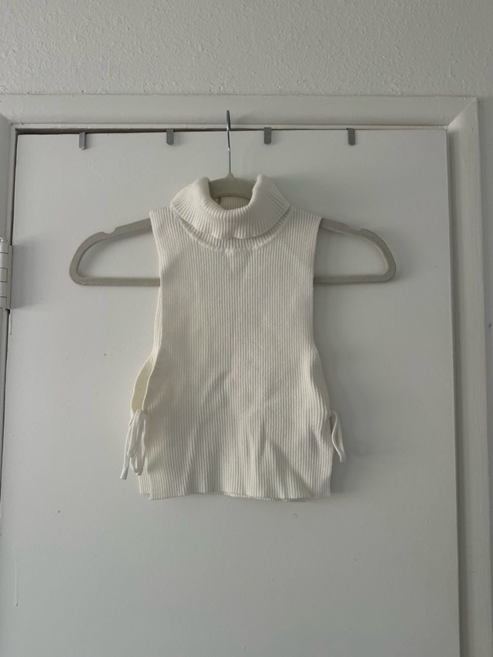 Edikted Sleeveless Ribbed Turtleneck Crop Top